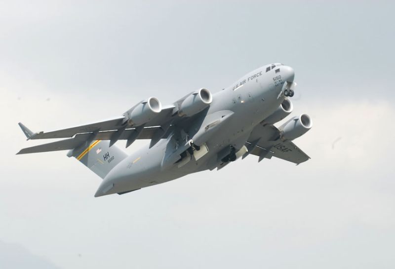 ▲2017蘭卡威國際海事暨航太展，美國空軍C-5運輸機動態飛行展示。（圖／LIMA 17）