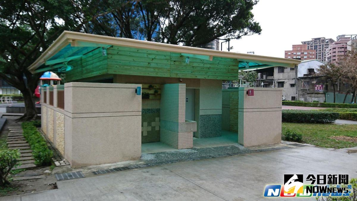 ▲板橋區公所將石雕公園的公共廁所整修，以柔和的色調，打造成內外視覺明亮並輔以花卉點綴的外觀，並增設無障礙親子友善獨立使用空間。（圖／板橋區公所提供，2017.3.10）