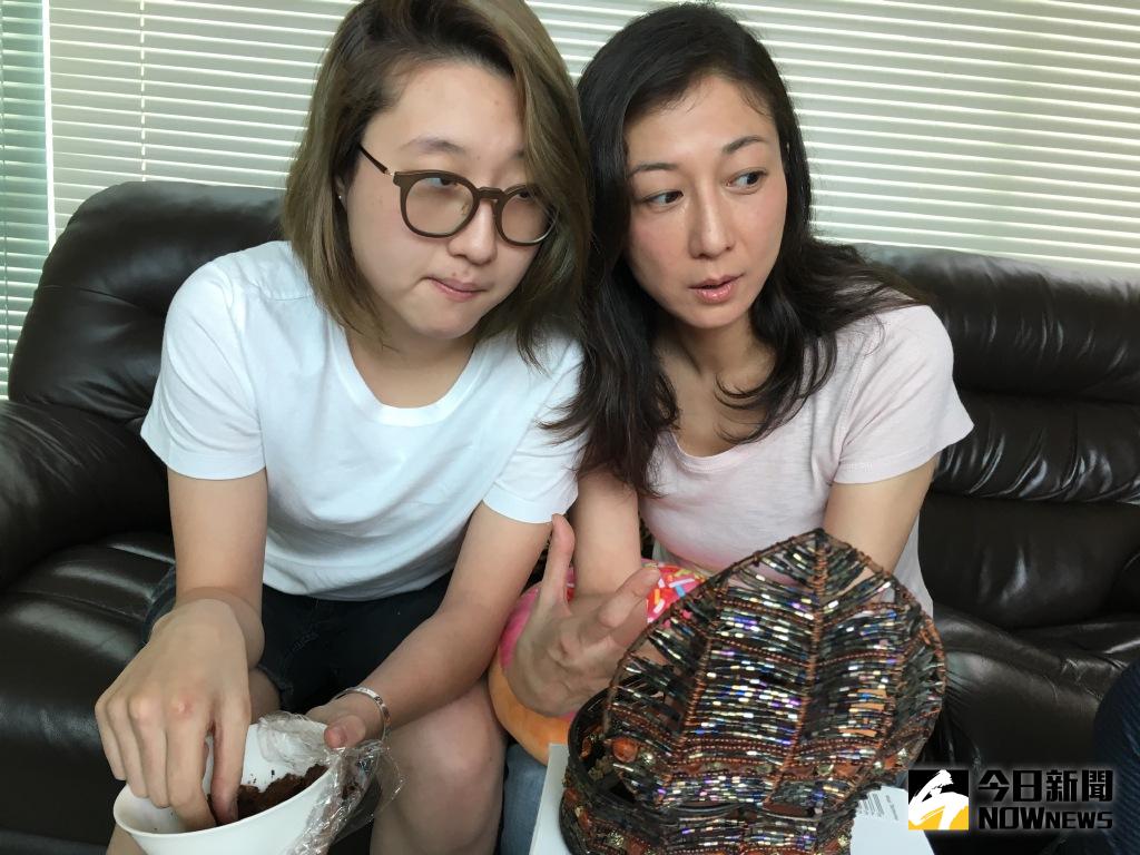 ▲吳綺莉（右）與女兒的感情已修復，昨中午還一起玩直播。（圖／翻攝自吳綺莉微博，2016.04.24）