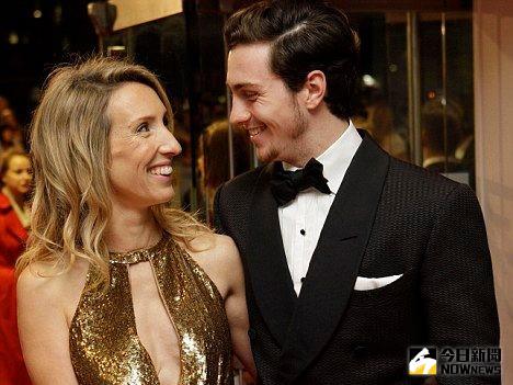 ▲亞倫泰勒強森（右）與大他24歲的導演珊姆於2012年結婚。（圖／翻攝自亞倫泰勒強森臉書，2017.03.10）