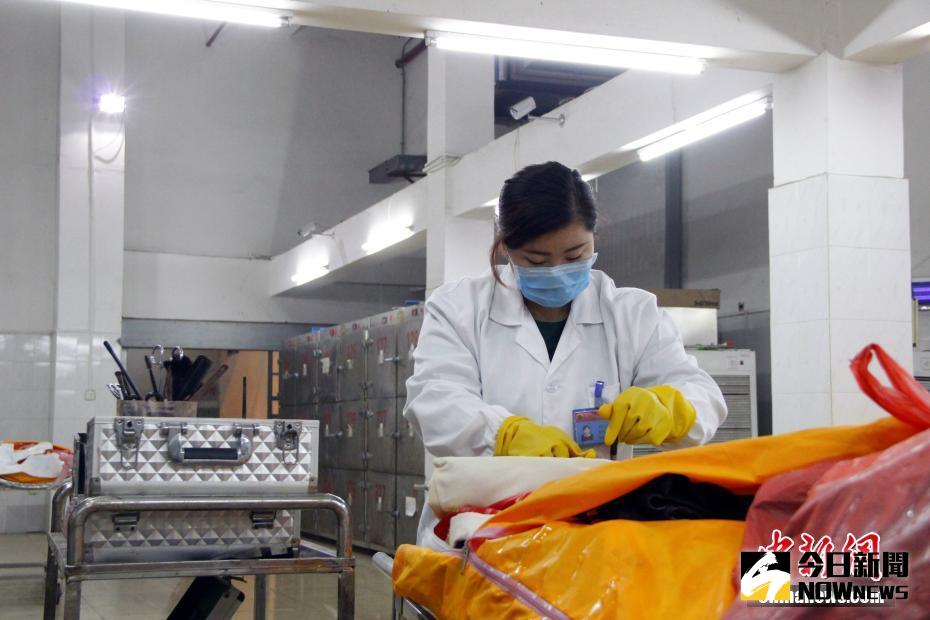 廣西柳州市殯葬管理處唯一的女性遺體化妝師張艷秋，在該市殯儀館冷藏室進行遺體化妝工作。從冷藏庫裡搬運出遺體、核實身份，再給逝者整理儀容，最後通過升降梯將遺體運送至告別廳，1990年出生的張艷秋全程參與。