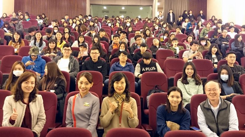 ▲遠航空服處副總經理盧紀融(中)與開南大學空運管理系系主任許悅玲(左)和同學們合影。（圖／遠航提供.2017.3.22）