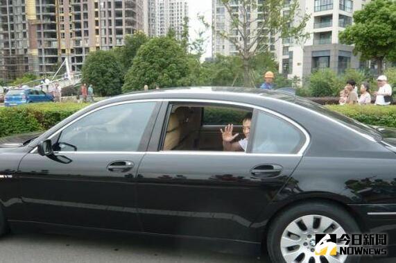 目前馬雲開的是一輛寶馬760i。