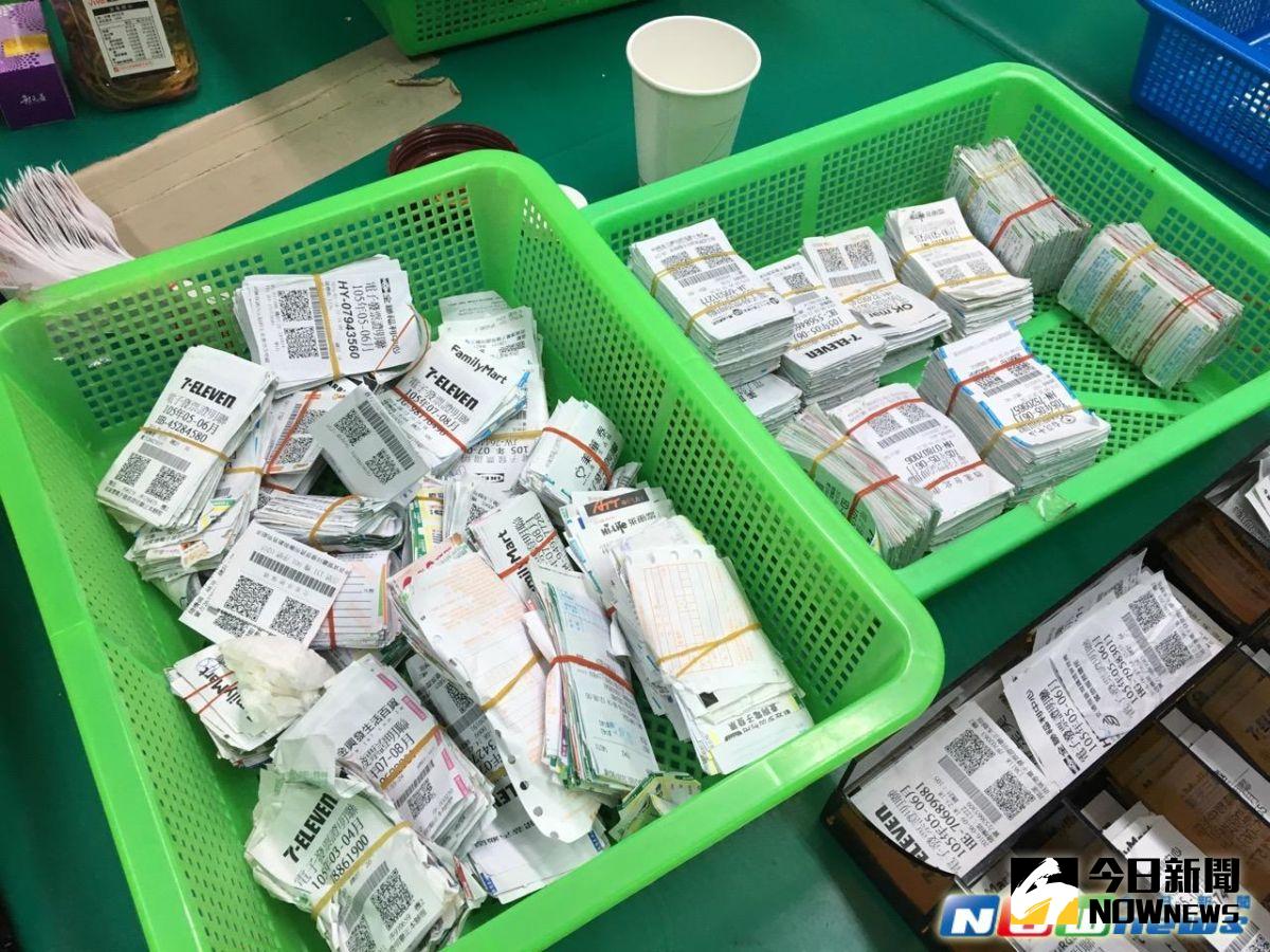 ▲整理發票時，先把同月份的發票聚集，再按照發票尾數字碼分類。（圖／記者王苡嫣攝 2016.08）