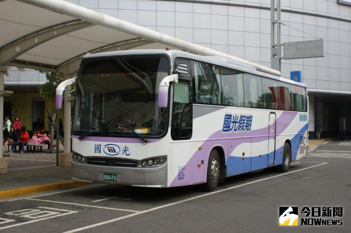▲交通部與國道客運業協商多日，敲定4大客運包括國光、統聯、阿羅哈、和欣等業者，白天行駛里程約100公里以上的中長程路線，端午連假白天將推出8.1折到9折不等的優惠，夜間19條國道客運路線優惠價平均75折。（資料圖／公路總局提供）