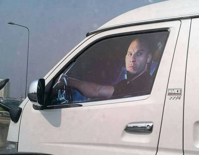 ▲開車巧遇「馮迪索」，網友要他這麼做。（圖／翻攝自爆廢公社）