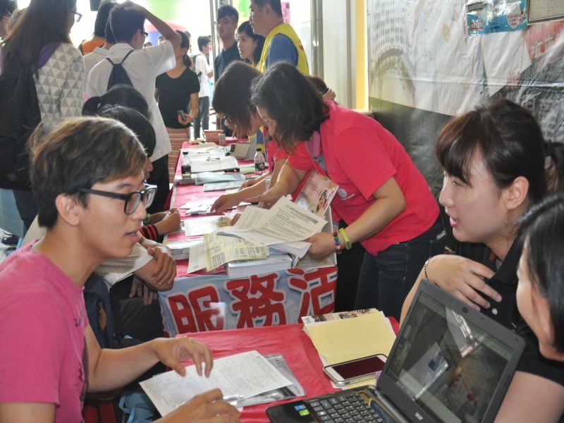 台灣首府大學校園徵才博覽會，吸引數百位學生參與。