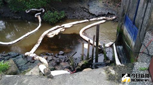 ▲為了防止汙染面積擴大，稽查員放置吸油棉索，防止汙染擴散。（圖／社會中心翻攝）