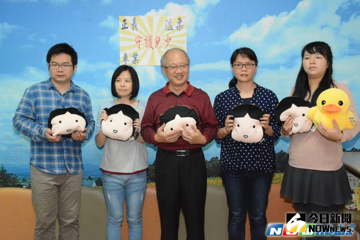 ▲家扶主委陳燦勳(中)率領今年獲得縣府優秀社工表揚的吳照平(左起)、蘇甄麗  、吳慧禎、陳淑雅，以正義、溫柔、專業形象守護弱勢兒少。（圖／記者蘇榮泉攝，2017.03.13）