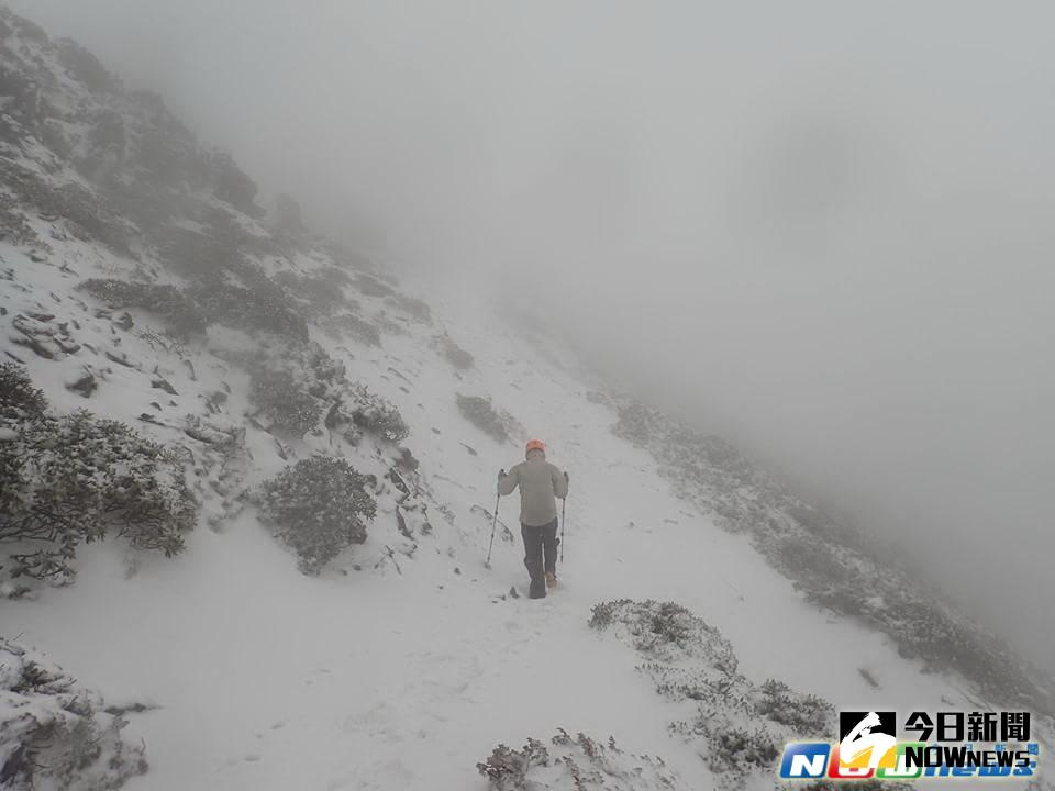 ▲雪山主峰步道10.4K處，猶如碗的地形，積雪表層溶化後，形成濕滑表面，兩年來已有登山客不幸罹難或受傷，保七大隊第五大隊呼籲民眾若想攀爬雪山主峰，務必作好雪季裝備，防範未然。（圖／雪管處保育志工吳建宏提供，2017.3.30）