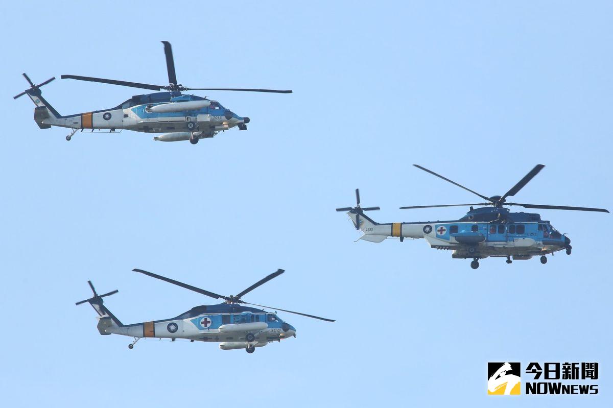 ▲「336愛奇兒日」活動今年邁向第8屆，18日上午11點三架S-70C救護直升機進行編隊飛行，通過台北市政府府前廣場。（圖／國防部提供）