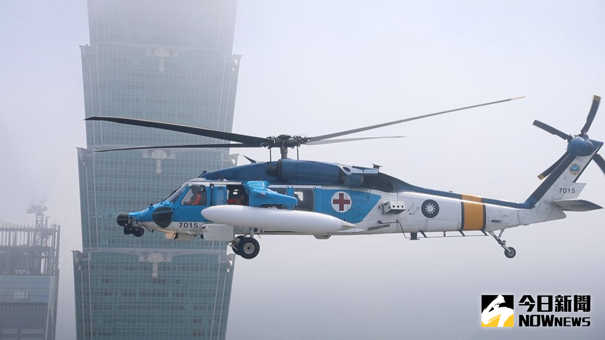 ▲北市府廣場第八屆「336愛奇兒日」，S-70C救護直升機進行編隊飛行，通過台北市政府府前廣場。（圖／國防部提供.2017.3.18）