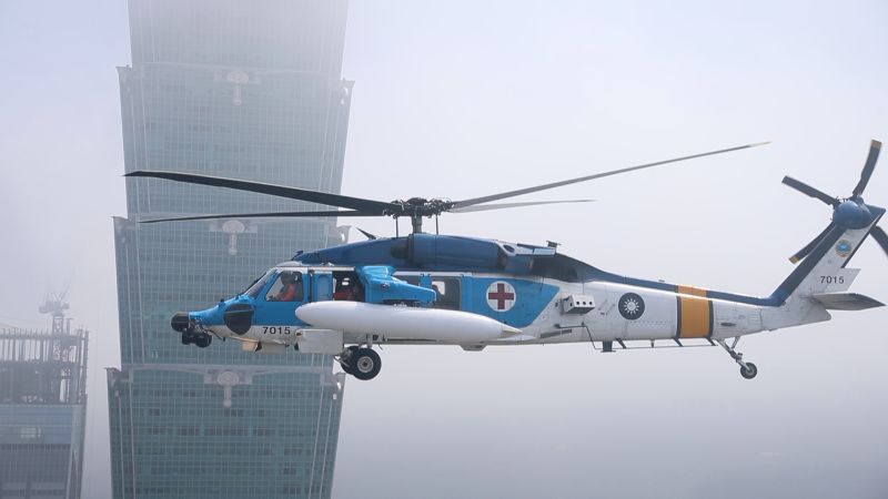 ▲北市府廣場第八屆「336愛奇兒日」，S-70C救護直升機進行編隊飛行，通過台北市政府府前廣場。（圖／國防部提供.2017.3.18）