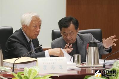 法務部長邱太三（右）8日與司法改革國是會議第三分組召集人瞿海源（左）在廉政署，出席總統府司改國是會議第三分組第二次會議時交換意見。中央社記者徐肇昌攝 106年3月8日