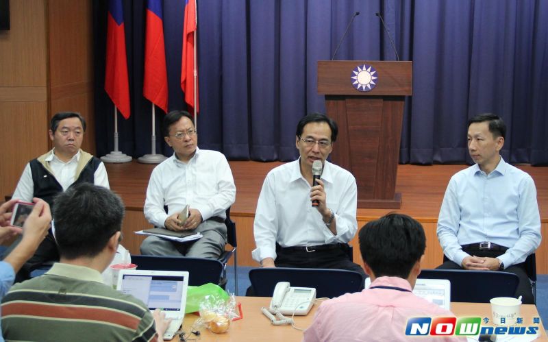 ▲國民黨秘書長莫天虎（右二）、行管會主委邱大展（左一）、考紀會主委劉漢廷（左二）以及文傳會主委周志偉等黨務主管21日在中常會後說明黨產委員會決議對目前黨務狀況的影響。（圖／記者葉滕騏攝,2016.09.21）