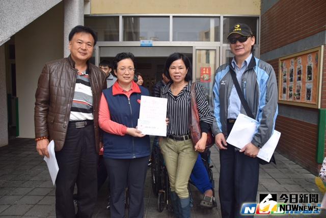 ▲中華電信公司台北職工福利委員會主委呂淑津訪澎湖天主教惠民啟智中心，除表達關懷慰問之意，並捐贈現金5萬元及禮盒3盒。（圖／惠民啟智中心提供）