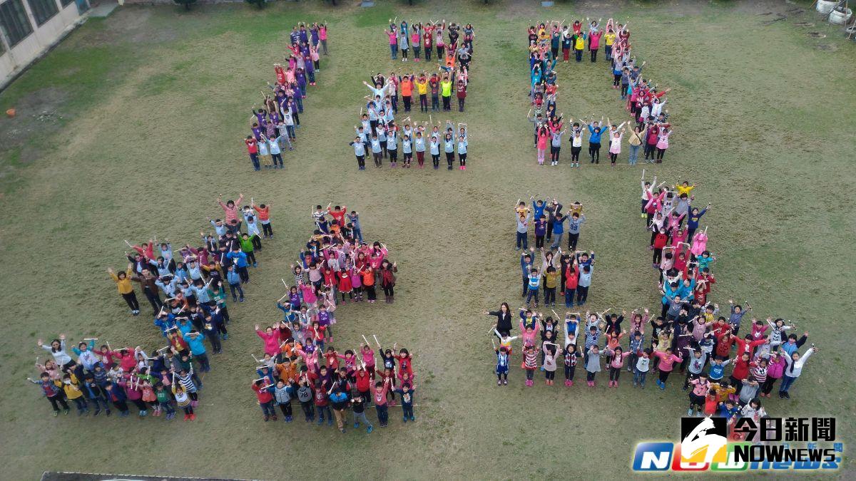 ▲360位師生進行人體排字，過程只花三分鐘就完成「120，北斗」字樣。（圖／記者陳雅芳攝，2017.3.13）