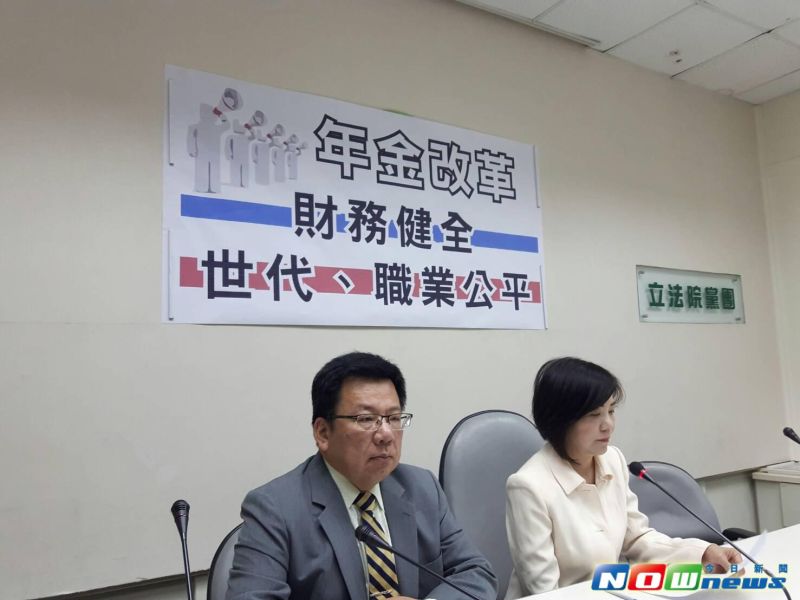 ▲民進黨立院黨團書記長李俊俋30日表示，考試委員王亞男2016年6月因為詐領國科會的補助款，遭叛刑確定後，繼續擔任考委職務，同時出任考試院所舉辦國家考試的典試委員長，他呼籲王亞男應該立即辭去考委職務。（圖／記者邱明玉攝,2017.3.30）