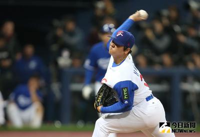 2017世界棒球經典賽A組預賽9日最後一戰，中華隊迎戰地主南韓，9局上陳鴻文（圖）在滿壘的時後接替中繼投手王鏡銘登板，最後讓南韓打者擊出左外野高飛球，化解危機。中央社記者張新偉首爾攝　106年3月9日