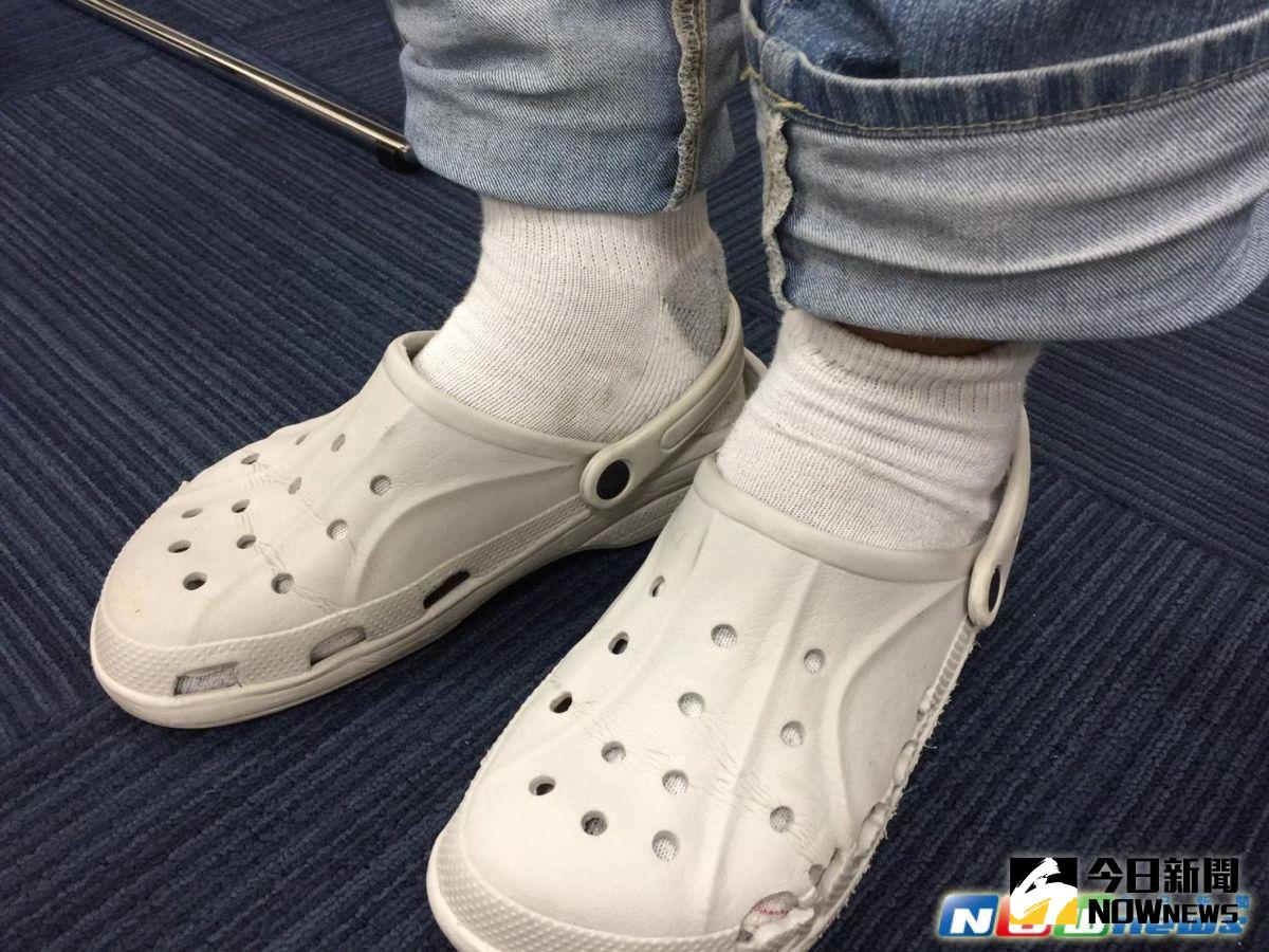 ▲醫師建議，穿「布希鞋」或「洞洞鞋」最好仍得穿襪子，以免材質悶汗惹灰指甲上身。（圖為模擬畫面）