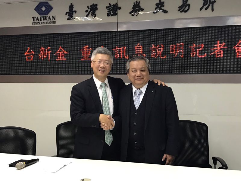 ▲台新金控發言人林維俊（左）與大眾証券總經理王登力共同宣布2家公司啟動合併程序。（圖／台新金提供，2017.3.10）
