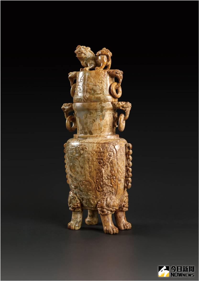 ▲唐 四環獅鈕白玉瓶 高30.5 cm × 寬13.2 cm × 厚9 cm溫州府鹽知事、浙江省參議員 陳益軒先生1913 年購於北平琉璃廠大觀齋古玩鋪 趙佩齋經理。（圖／《古玉浮沉記》健康顧問社提供）