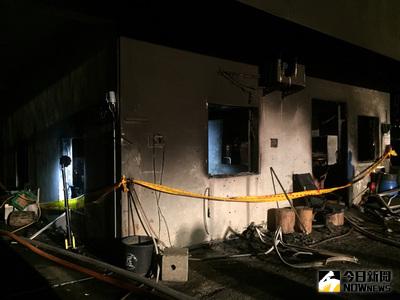 新北市金山區一處1樓民宅6日深夜發生火警，消防員抵達時民宅已全面燃燒，火勢雖很快撲滅，但不幸1男1女命喪火場。（翻攝畫面）中央社記者王朝鈺傳真 106年3月7日