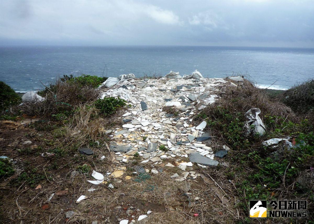 ▲風景優美的墾丁路旁林地，被發現多處被傾倒垃圾及建築廢棄物。（圖／記者陳宗傑翻攝2017.03.03）