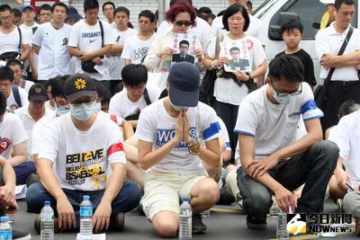 默哀悼念洪仲丘 公民1985行動聯盟號召網友20日在國防部為陸軍下士洪仲丘抗議，活動開始前，群眾默哀悼念。中央社記者鄭傑文攝                  102年7月20日