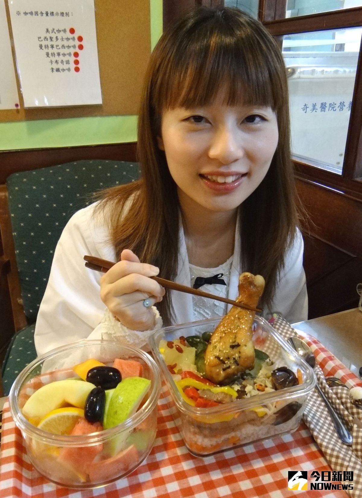 ▲營養師建議切好的水果、隔夜飯儘早食用完畢，避免保存不當。（圖／奇美醫院提供）