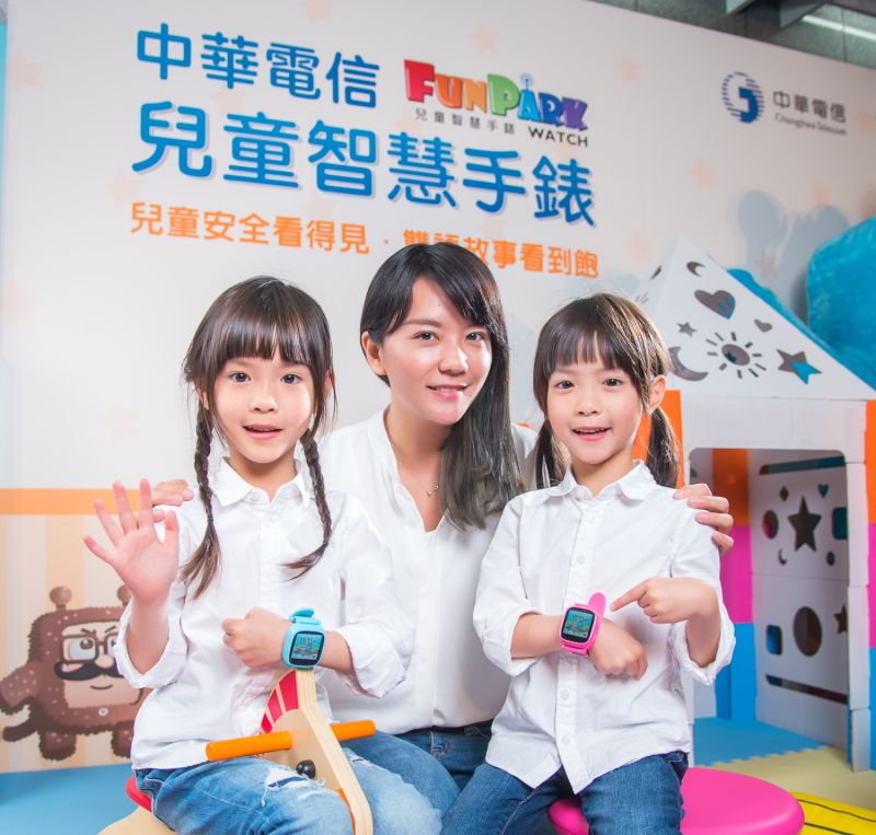 ▲部落客阿木媽媽與雙胞胎女兒蘋果&西打，出席中華電信FunPark Watch兒童智慧手錶記者會。（圖／公關公司提供）
