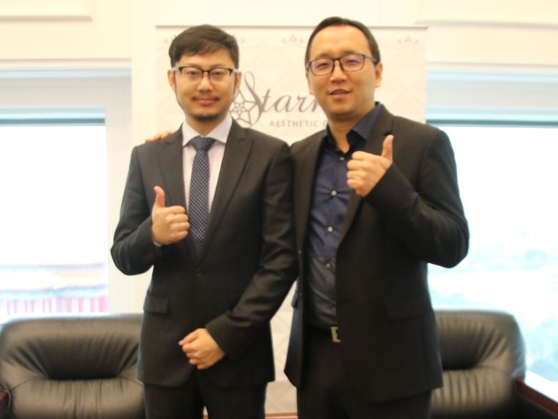 ▲中國大陸醫美商機蓬勃發展，星醫美學集團攜手對岸最大的醫美社交電商平台新氧APP合作，搶攻大陸醫美市場大餅。圖右為星醫美學集團執行長林信一、圖左為新氧APP創始人金星。（圖／星醫美學集團提供）