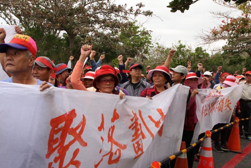 ▲滿州鄉不滿土地使用權受到國家公園長期的剝奪，發動五百壯士前往墾管處行政中心前抗議。（圖／記者陳宗傑翻攝2017.3.16）