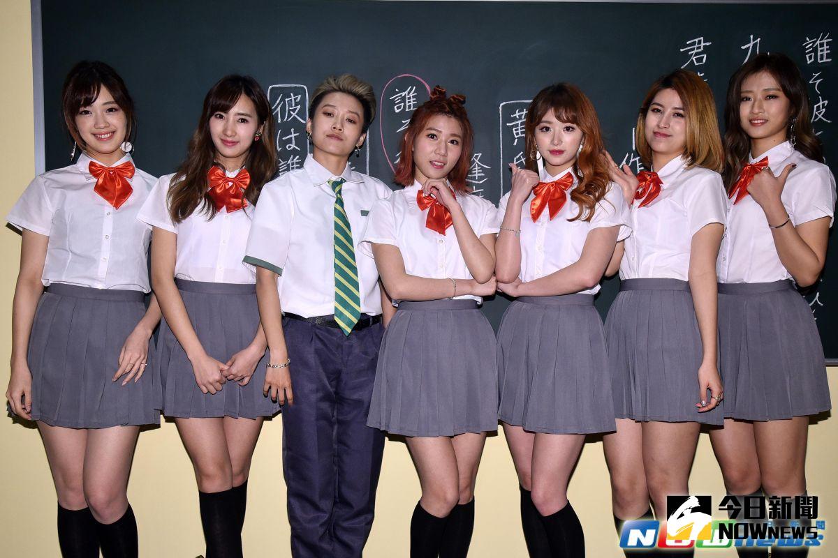 ▲Lady Bees蜜蜂少女隊特別換上高校服體驗「你的名字。」展。（圖／記者林柏年攝，2017.3.28）