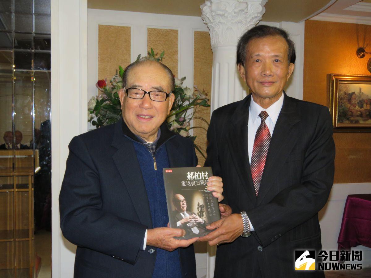 ▲前行政院長郝柏村（左1）致贈每一位出席人員一本重返抗日戰場的書籍由退役中將宋恩臨（右1）代表接受。（圖／記者陳應交攝2017.3.1）
