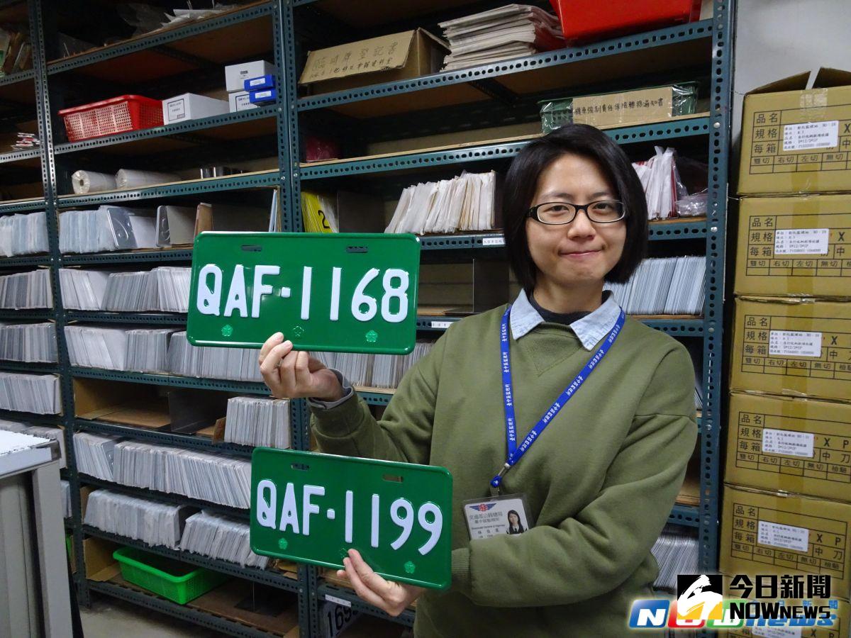 ▲公路總局臺中區監理所首次開放普通「輕型機車」號牌網路標牌，舊車也可以參與競標換牌，有興趣的民眾可以上監理服務網競標喜愛的車牌。（圖／記者陳雅芳攝，2017.3.3）