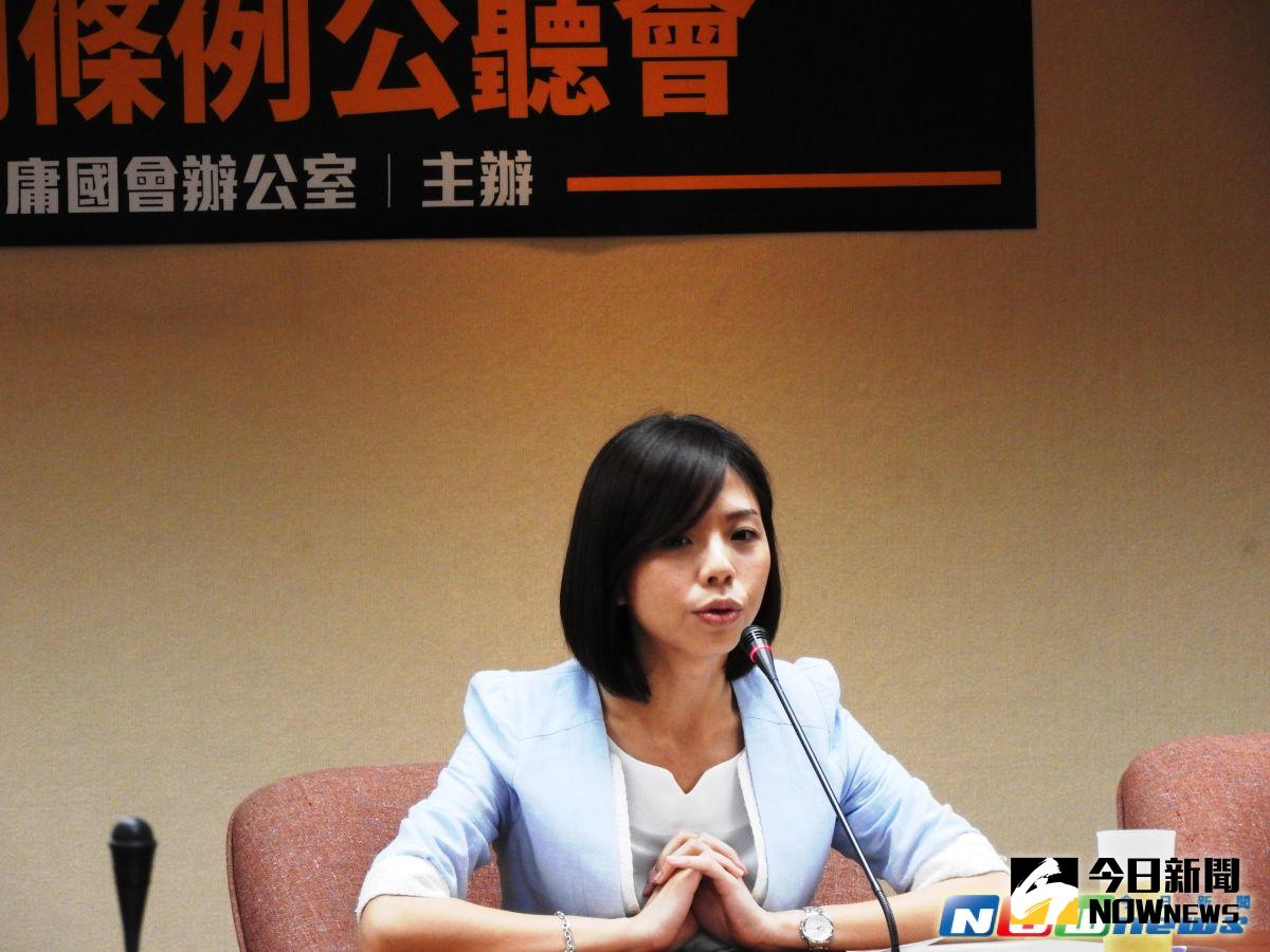 ▲時代力量立委洪慈庸在公聽會上致詞表示，洪仲丘事件後雖然促使行政院成立「軍冤會」，但卻因為無實質調查權，在成立後一年便解散，因此《軍冤平反條例》將會成立調查主管機關，並確保其獨立運作，以幫助更多軍冤家屬。（圖／記者陳彥驊攝,2016.05.26）