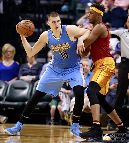 ▲Nikola Jokic（左）全能表現帶領金塊贏球。（圖／美聯社／達志影像）