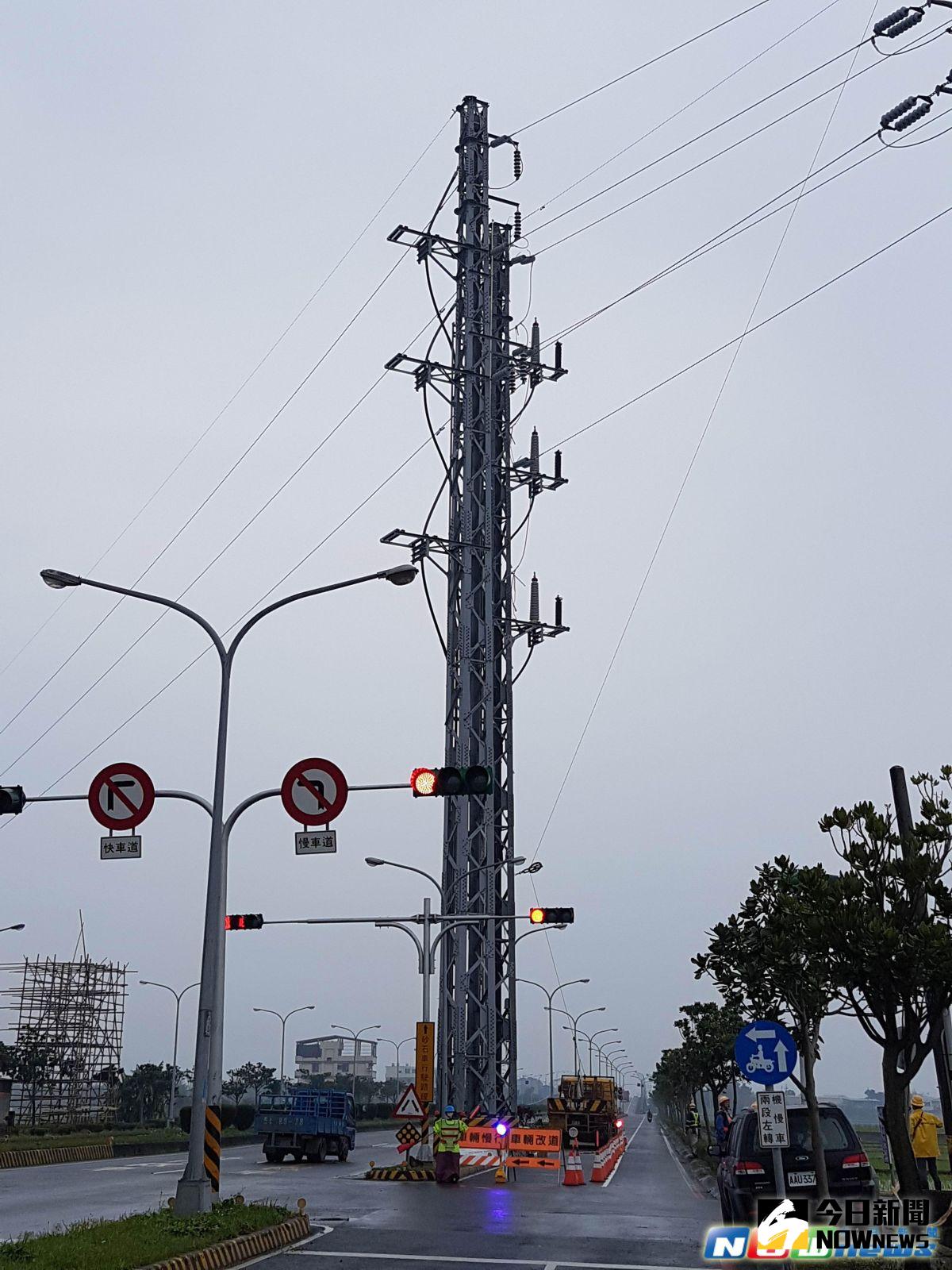 ▲高聳鐵塔矗立在省道分隔島民眾質疑影響觀瞻。（圖／記者李清貴攝,2017.3.9）