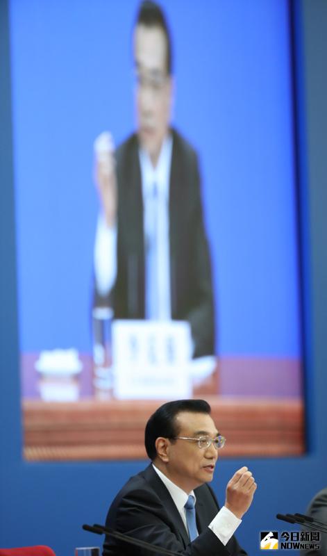 圖為3月15日，國務院總理李克強在北京人民大會堂與中外記者見面，並回答記者提問。