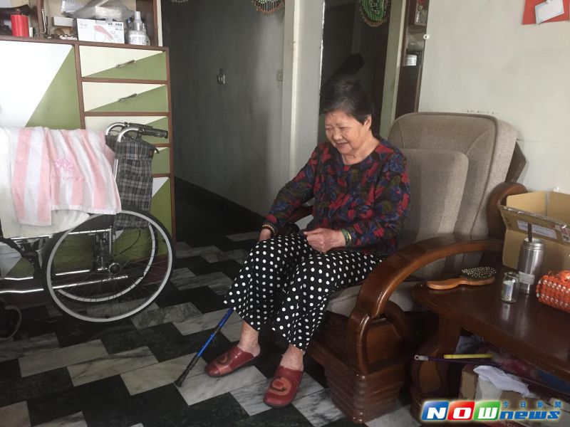 ▲阿嬤說：孩子歡喜呷，我歡喜做。活動、活動，活著就是要動，堅持要繼續煮下去。（圖／記者鄧至傑攝）