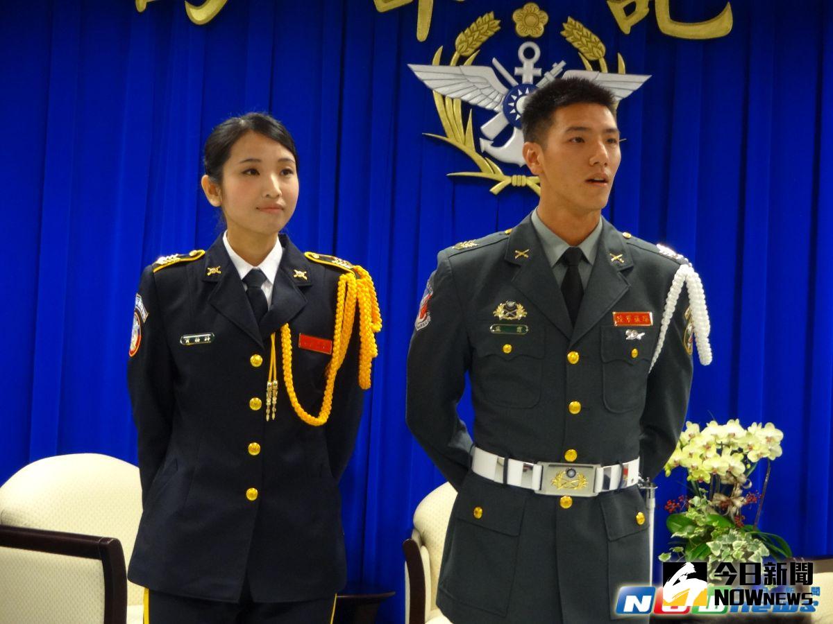 ▲國軍示範樂隊女上士音樂士黃霧錞(左)與陸軍儀隊孟霆下士。（圖／記者呂炯昌攝影.2015.12.8）