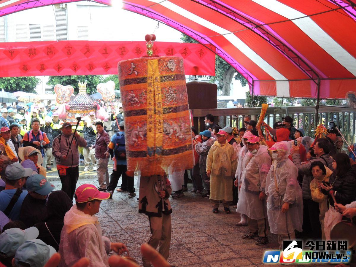▲大甲媽祖的魅力無法擋，媽祖鑾駕進入北斗鎮遶境隊伍在華嚴寺停駐約5分鐘，也是全程唯一停駕的佛教寺廟。（圖／記者陳雅芳攝，2017.3.26）