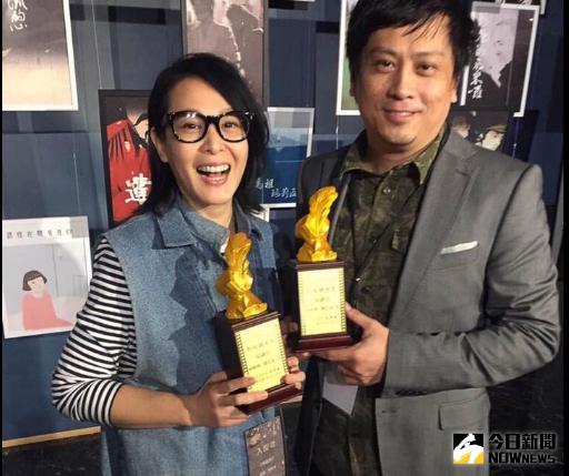 ▲劉若英（左）謝謝編劇何昕明（右）與她一同創作，才能以《易副官》獲獎。（圖／翻攝自劉若英臉書，2017.03.05）