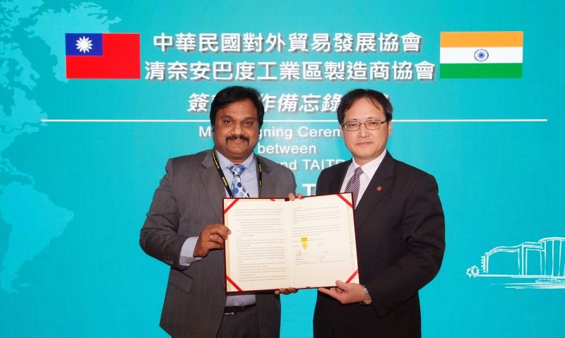 ▲中華民國對外貿易發展協會副秘書長王熙蒙（右）與印度塔州安巴工業區製造商協會（AIEMA）主席梵儒（Venu）（左）簽署合作備忘錄（MOU）。（圖／中華民國對外貿易發展協會提供）