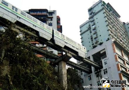 重慶「神」一般的輕軌。