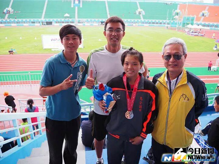 ▲田徑教父歐建友擅長激發選手潛能奪冠軍(右為重視體育教育的馬公國中校長葉天賞)。（圖／歐建友提供）