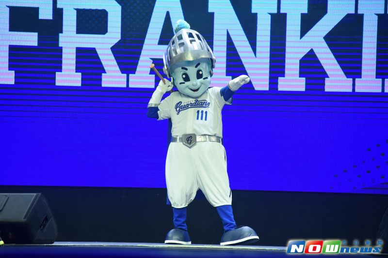 ▲富邦公布新的吉祥物Frankie。（圖／記者林柏年攝）