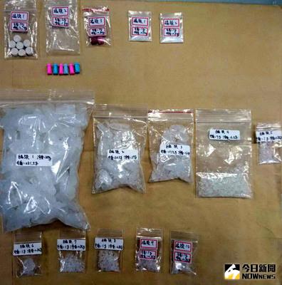 新北市中和區樂姓水果攤商誤信吸毒可增強性功能，不慎染毒，積蓄逐漸花在買毒品。樂男為求翻身，竟從毒蟲企圖變成藥頭翻身，遭警方跟監及蒐證，在住處被逮捕，起出多項毒品證物。（警方提供）中央社記者黃旭昇新北市傳真　106年3月4日