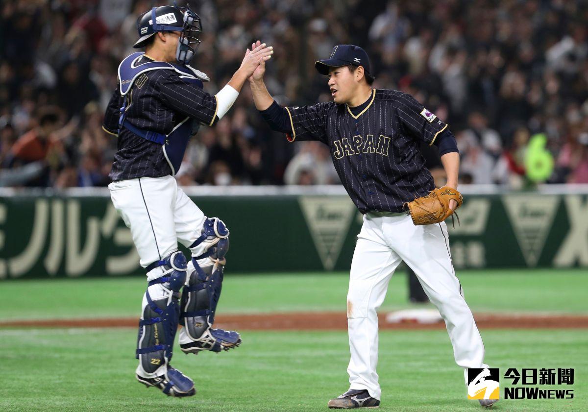 ▲捕手小林誠司(右)和投手牧田和久(左)擊掌。（圖／美聯社／達志影像）